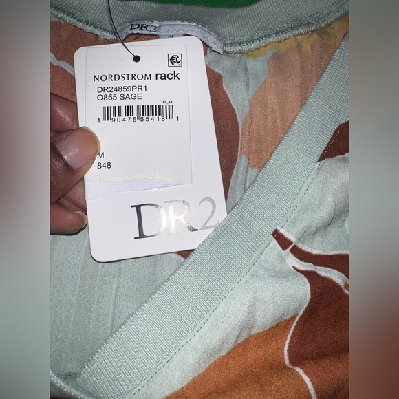 NWT DR2 Green and Orange Patterned Top size Medium - Picture 4 of 5